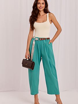 Dámske nohavice Italy Moda  Dámske látkové nohavice typu carrot, ktoré skvele kombinujú elegantný vzhľad s každodenným pohodlím. Vyrobené z vysoko kvalitnej 