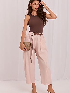 Dámske nohavice Italy Moda  Dámske materiálové nohavice typu carrot, ktoré skvele kombinujú elegantný vzhľad s každodenným pohodlím. Vyrobené z vysokej kvali