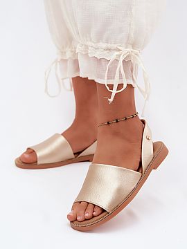Sandále Step in style  Dámske sandále z ekokože sú elegantnou voľbou na teplé dni. Sú umiestnené na ploštom podpätku, čo zaručuje pohodlie a komfort po