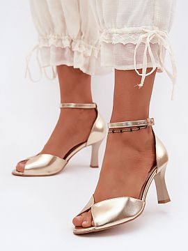 Sandále na opätkoch Step in style  Dámske sandále poľskej výroby sú elegantnou ponukou pre ženy, ktoré ocenia starostlivo spracovanie a nadčasový štýl. Vyrobené z 