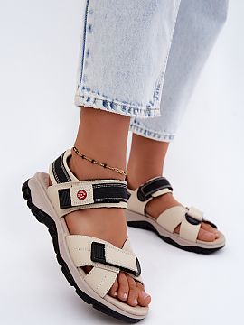 Sandalye na platforme Step in style  Dámske sandále v športovom štýle z prírodnej kože sú pohodlnou a funkčnou voľbou na teplé dni. Vyrobené z prírodnej kože posky