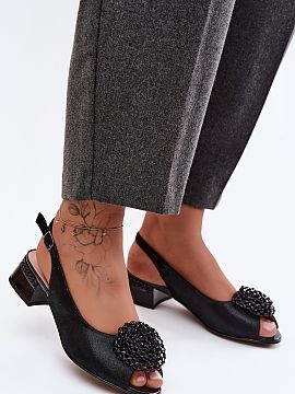 Sandále na opätkoch Step in style  Dámske sandále vyrobené z prírodnej kože sú štýlovým návrhom, ktorý kombinuje pohodlie s elegantným dokončením. Mäkká zvršo