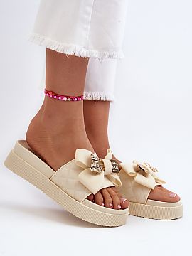 Klapky na platforme Step in style  Dámske žabky vyrobené z ekokože. Osadené na masívnej platforme. Tento model má látkovú mašľu a imitáciu spony s medveďom a tabu