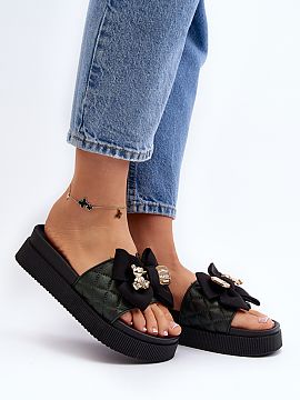 Klapky na platforme Step in style  Dámske papuče vyrobené z ekokože. Osadené na masívnej platforme. Tento model má látkovú mašľu a imitáciu spony s medveďom a ple