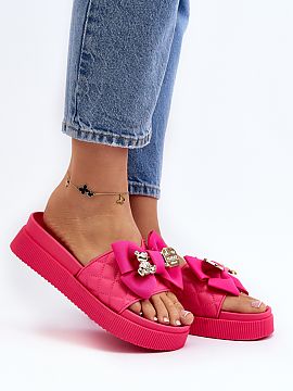 Klapky na platforme Step in style  Dámske papuče vyrobené z ekokože. Nasaďte ich na masívnu platformu. Tento model má látkový mašľu a imitáciu spony s medveďom a 
