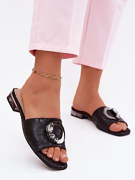 Papuče Step in style  Dámske sandále z ekokože značky S.Barski sú elegantnou ponukou na teplé dni, ktorá kombinuje štýl s pohodlím. Elegantný strih rob
