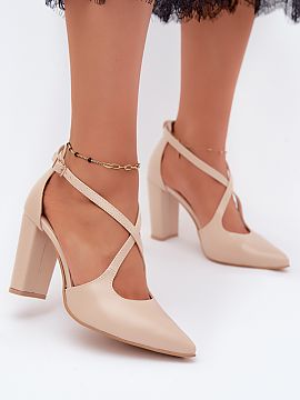 Lodičky na opätku Step in style  Topánky zo syntetickej kože poľskej výroby sú elegantnou ponukou pre ženy, ktoré oceniajú štýlové detaily a nadčasový vzhľad. 