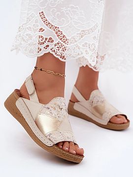 Platforma Step in style  Dámske sandále z prírodnej kože sú elegantnou a pohodlnou voľbou na letné dni. Sú umiestnené na klíne s imitáciou pleteniny, tiet