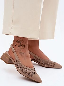 Sandále na opätkoch Step in style  Dámske sandále z prírodného semišu sú elegantnou ponukou pre špeciálne príležitosti. Model kombinuje klasický strih s efektnými 