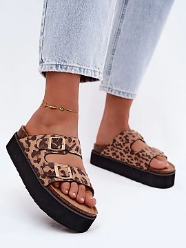 Klapky na platforme Step in style  Dámske sandále značky Wrangler sú módnym a pohodlným návrhom na teplé dni, vytvoreným pre ženy, ktoré oceniajú pohodlie a modern