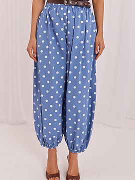 Dámske nohavice Italy Moda  Moderné padákové nohavice sú skvelou voľbou pre ženy, ktoré oceniajú pohodlie a originálny štýl. Vzor s jemnými bodkami dodáva 
