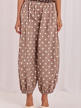 Dámske nohavice Italy Moda  Módne padákové nohavice sú skvelou voľbou pre ženy, ktoré oceňujú pohodlie a originálny štýl. Vzor s jemnými bodkami dodáva mo
