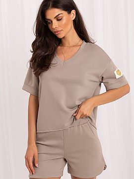 Sada Italy Moda  Štýlový a pohodlný dresový set je ideálnou ponukou pre ženy, ktoré oceniajú pohodlie a trendy, casual štýl. Súprava sa skladá z