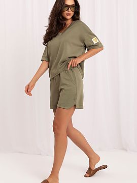 Sada Italy Moda  Štýlový a pohodlný komplet športového oblečenia je ideálnou ponukou pre ženy, ktoré oceňujú pohodlie a trendy, ležérny štýl.