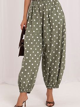 Dámske nohavice Italy Moda  Módne padáčky sú skvelou voľbou pre ženy, ktoré oceniajú pohodlie a originálny štýl. Vzor s jemnými bodkami dodáva modelu výni