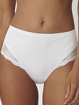 Bedrové nohavičky Triumph  Dámske figúrky s vysokým pásom Ladyform Soft Maxi 10210671 kombinujú klasický strih s výnimočným pohodlím nosenia. Vysoký pás je