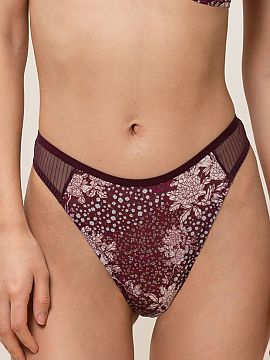 String Triumph  Stringy Lavish Spotlight High Waist 10213117 od Triumph sú výnimočné spojenie ženského štýlu, pohodlia a moderného dizajnu. Stredn�