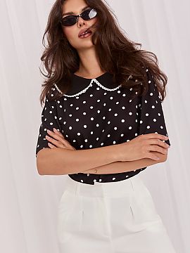 Blúzka Italy Moda  Štýlová dámska blúzka je skvelou voľbou pre ženy, ktoré oceňujú eleganciu a pohodlie. Klasický vzor v bodkovaní v kombinácii s 