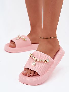 Klapky na platforme Step in style  Ženské žabky vyrobené z peny sú ľahkou a pohodlnou voľbou na teplé dni. Model osadený na jemnej platforme poskytuje pohodlie počas