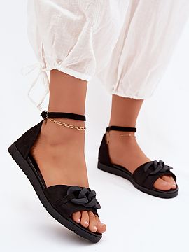 Sandále Step in style  Dámske sandále značky Vinceza. Ozdobené efektným reťazom, dodávajú jemný lesk každej štýlovej kombinácii. Zapínajú sa na nast