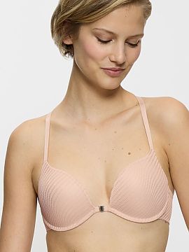 Push-up Triumph  Podprsenka push-up Harmony Spotlight WHUF 10217429 v ružovej farbe očarí moderným dizajnom a zmyselným dokončením. Vyrobená z efektn