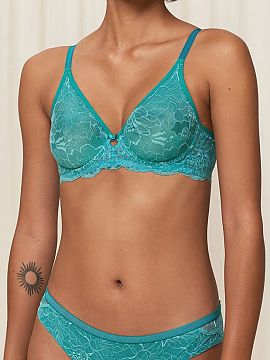 Soft Triumph  Podprsenka Amourette Charm T W02 10214458 v elegantnej tyrkysovej farbe kombinuje ženský štýl s pohodlným nosením. Model s kosticami a