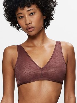 Polstrovaná podprsenka Triumph  Čokoládový podprsenka s vyztužením Signature Sheer P EX 10215909 je elegantný, bez kosticový model, ktorý kombinuje ľahkosť konšt