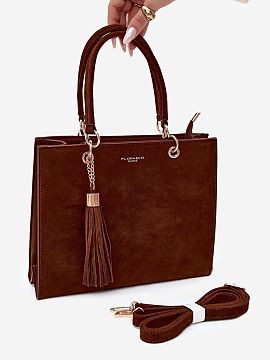 Kabelka na deň Step in style  Dámska kabelka typu kufrík vyrobená z imitácie semišu je elegantný príslušenstvo, ktoré skvele doplní každodenné aj elegantné o