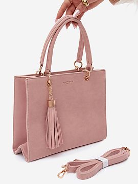 Kabelka na deň Step in style  Dámska kabelka typu kufor vyrobená z imitácie semišu je elegantným doplnkom, ktorý skvele doplní každodenné, ale aj viac výnimočn