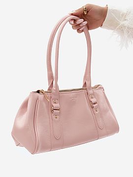 Kabelka na deň Step in style  Dámska kabelka vyrobená z imitácie kože je praktickým a štýlovým doplnkom, ktorý sa skvele hodí na každý deň. Univerzálny stri