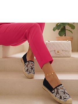 Espadrilky Solea  Espadrily s vloženým ažúrovým detailom na prednej časti sú štýlovým návrhom na teplé dni, ktorý kombinuje pohodlie s ľahkým, 