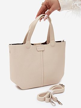 Kabelka na deň Step in style  Kabelka vyrobená z imitácie kože je štýlový doplnok s klasickým strihom, ktorý sa skvele hodí do mnohých outfitov. Jej nadčasový