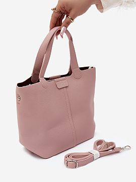 Kabelka na deň Step in style  Kabelka vyrobená z imitácie kože je štýlový doplnok s klasickým strihom, ktorý sa skvele hodí do mnohých outfitov. Jej nadčasový