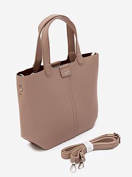 Kabelka na deň Step in style  Kabelka vyrobená z imitácie kože je štýlový doplnok s klasickým strihom, ktorý sa skvele hodí do mnohých outfitov. Jej nadčasový