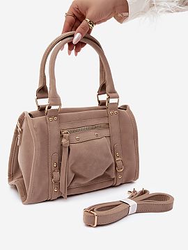 Kabelka na deň Step in style  Kabelka vyrobená z imitácie semišu je štýlový doplnok, ktorý skvele doplní každodenné aj elegantnejšie outfit. Módny strih si z�