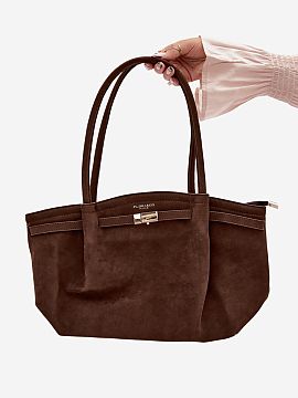 Kabelka na deň Step in style  Elegantná taška typu shopper vyrobená z imitácie semišu. Model je zatváraný na zips, čo zabezpečuje bezpečné uskladnenie vecí. T