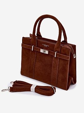 Kabelka na deň Step in style  Kabelka z imitácie semišu typu kufor je elegantný a štýlový doplnok, ktorý sa skvele hodí tak do každodenného života, ako aj na �