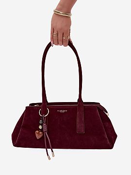 Kabelka na deň Step in style  Kabelka vyrobená z imitácie semišu je štýlový a funkčný doplnok, ktorý sa skvele hodí na každodenné nosenie. Model je zatváran�