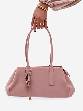 Kabelka na deň Step in style  Kabelka vyrobená z imitácie semišu je štýlový a funkčný doplnok, ktorý sa skvele hodí na každodenné nosenie. Model je zatvárate
