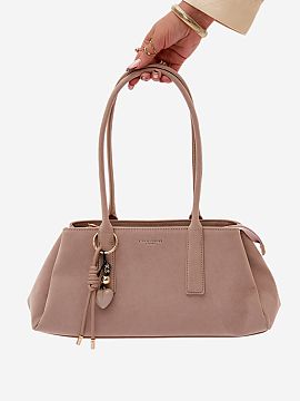 Kabelka na deň Step in style  Kabelka vyrobená z imitácie semišu je štýlový a funkčný doplnok, ktorý sa skvele hodí na každý deň. Model je zapínaný na zips