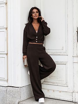 Sada LaBalancia  Objavte kompletný set Meggi v elegantnej farbe bronz, ktorý kombinuje štýl a pohodlie. Tento jedinečný set pozostáva z blúzky a noha