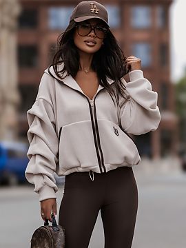 Mikina LaBalancia  Mikina SNUG v béžovej farbe je ponukou pre ľudí, ktorí ocenia pohodlie, mäkkosť a univerzálny štýl. Tento model bol navrhnutý s o