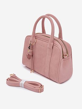 Kabelka na deň Step in style  Kabelka typu kufor pre dámy vyrobená z ekokože je elegantný a funkčný doplnok, ktorý sa skvele hodí na každý deň. Model má dve k