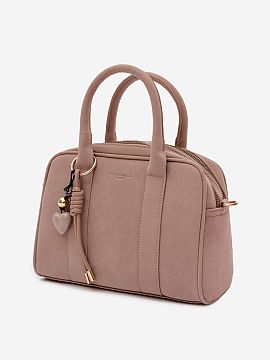 Kabelka na deň Step in style  Kabelka typu kufor pre dámy vyrobená z ekokože je elegantný a funkčný doplnok, ktorý sa skvele hodí na každodenné nosenie. Model m