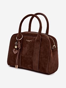 Kabelka na deň Step in style  Kabelka typu kufor pre dámy vyrobená z ekokože je elegantný a funkčný doplnok, ktorý sa skvele hodí na každý deň. Model má dve k