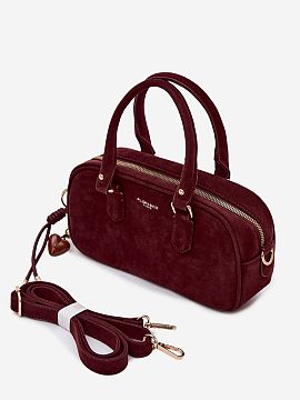 Kabelka na deň Step in style  Malá dámska kabelka typu kufor vyrobená z ekokože je módnym a elegantným doplnkom, ideálnym na každý deň aj na špeciálne príle�
