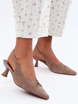 Lodičky na opätku Step in style  Topánky pre ženy z ekokože s otvorenou pätou sú elegantným modelom, ktorý krásne zdôrazňuje ženský štýl. Zamatové dokončenie