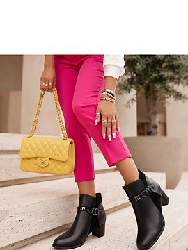 Topánky na opätku Solea  Klasické dámske topánky s ozdobným remienkom sú elegantný a univerzálny model, ktorý skvele doplní mnoho štýlov. Vyhotovené z ek