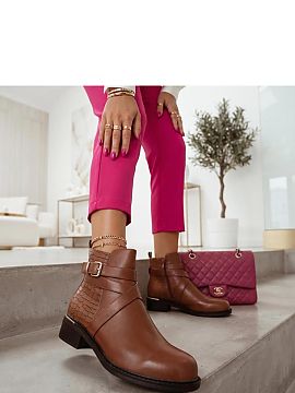 Topánky Solea  Dámske členkové topánky s ozdobnou sponou a vložkou na päte sú štýlový model, ktorý kombinuje klasický tvar s modernými detailm