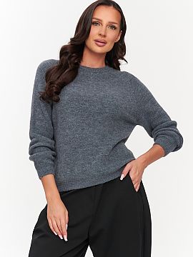 Sveter Makadamia  Štýlový dámsky sveter s okrúhlym výstrihom je ideálnou voľbou pre ženy, ktoré ocenia spojenie jednoduchosti, pohodlia a elegancie.
